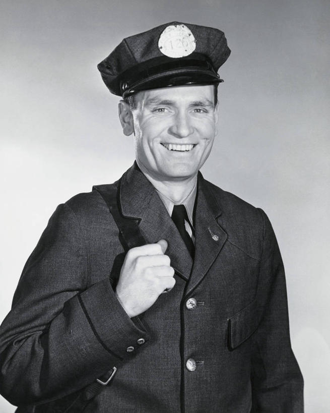 西方人,成年人,中年人,老年人,一个人,邮递员,微笑,竖图,室内,制服,快乐,通讯,幸福,欧洲,欧洲人,仅一个男性,包,邮件,古典,职业,鸭舌帽,服务,摄影,肖像,老年男性,男人,中年男性,白种人,邮差,邮局工作人员,邮局职工,邮务员,邮政人员,邮政事务员,半身,彩图