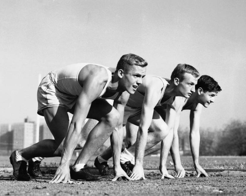 西方人,成年人,一个人,三个人,人群,运动员,蹲,横图,黑白,室外,白天,运动服,锻炼,快乐,比赛,运动,竞争,欧洲,欧洲人,仅一个男性,仅一个人,准备,田地,竞技运动,俯身,娱乐,起跑架,仅一个年轻男性,休闲,摄影,体育运动,决心,等,田径运动员,敌对,开端,体育,男人,男性,年轻男性,白种人,年轻人,健身