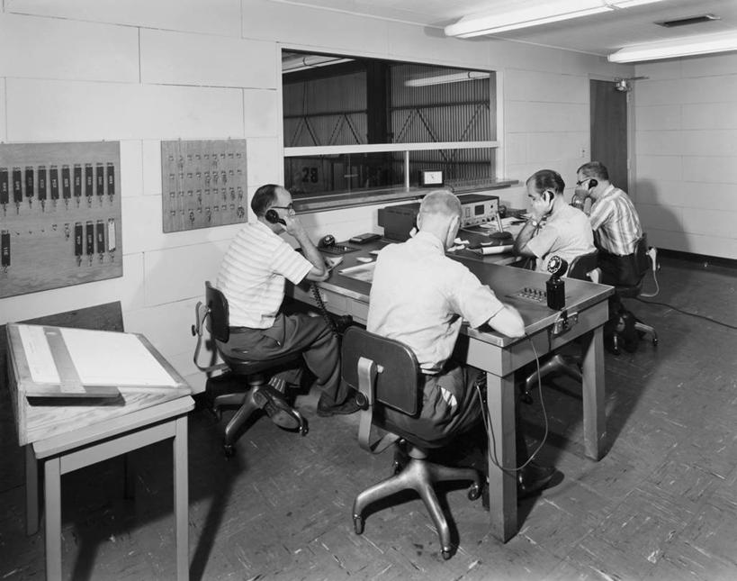 西方人,成年人,中年人,老年人,四个人,人群,商务人士,商务男性,办公室,坐,打电话,横图,黑白,室内,衬衫,商务,通讯,技术,桌子,椅子,欧洲,欧洲人,阴影,套装,正装,古典,听,图像,注视,背面,观察,看,职业,服务,摄影,观看,办公椅,察看,企业,公司,关注,商务装,合伙,工薪阶层,荧光灯,老年男性,男人,男性,白种人,白领,上班族,座机,说话,半身,衬衣,客户服务代表