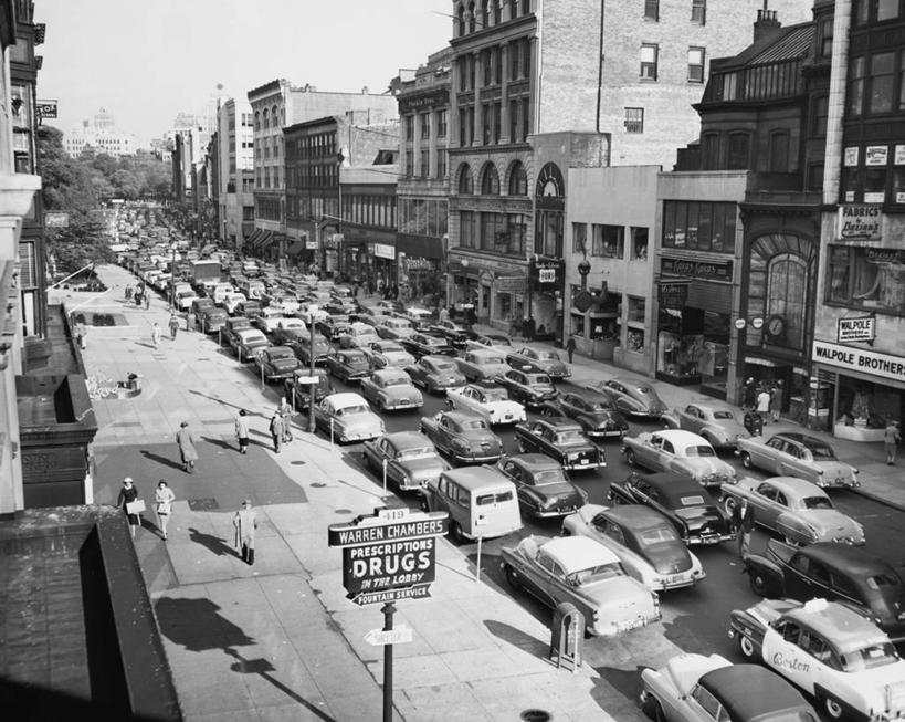 人群,商店,横图,俯视,黑白,室外,白天,城市,道路,建筑,路,公路,汽车,美国,朦胧,模糊,牌子,文字,人行道,交通,首都,杆,招牌,车,天空,交通工具,运输,愤怒,摄影,英文字母,北美,麻烦,载具,问题,波士顿,马萨诸塞,马路,高角度拍摄,交通堵塞,店标