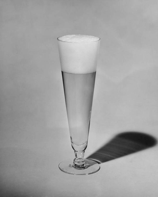 啤酒,无人,竖图,黑白,室内,特写,静物,阴影,食品,酒类,饮食,酒,饮料,一个,啤酒杯,摄影,生活方式,单个,玻璃杯