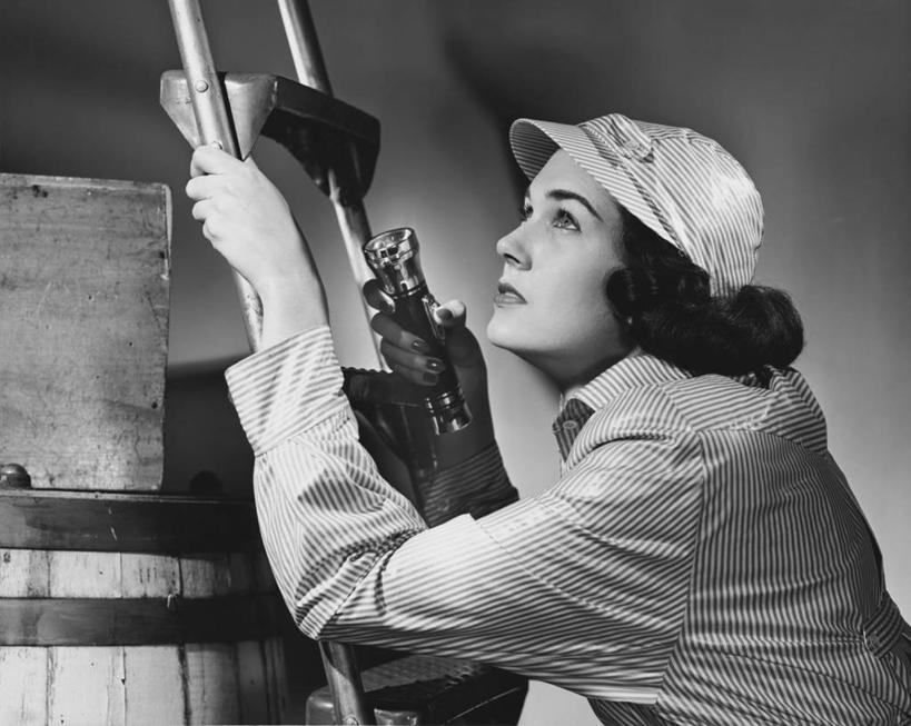 西方人,脸,头,脸颊,一个人,攀登,横图,黑白,室内,探险,欧洲,欧洲人,梯子,桶,肩膀,向上看,鸭舌帽,摄影,手电筒,监视,女性,白种人,年轻人,头部,脸部,脸蛋,面部,好奇心