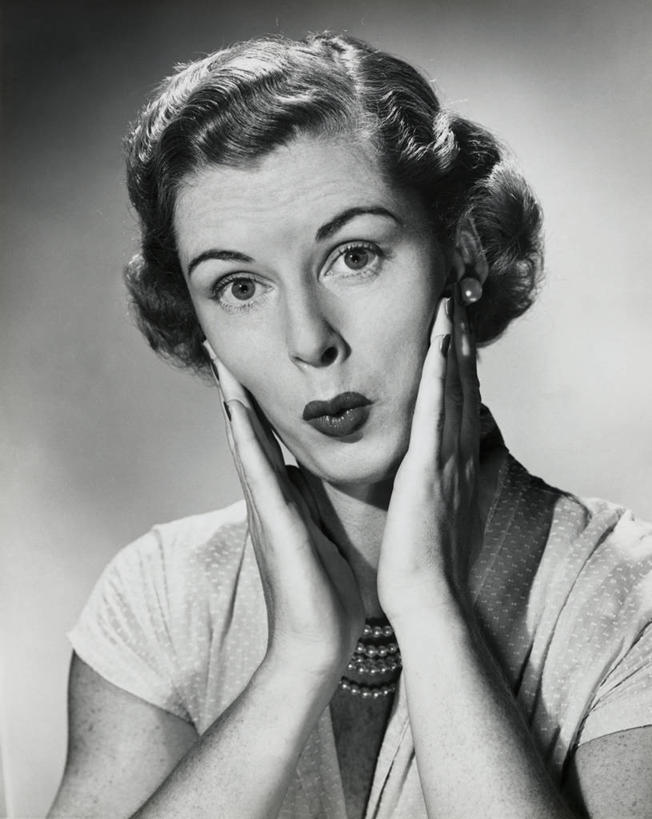 西方人,成年人,中年人,老年人,脸,头,脸颊,眉毛,肩,关节,头发,一个人,竖图,黑白,室内,特写,项链,欧洲,欧洲人,仅一个女性,休闲装,肩膀,撅嘴,人体,摄影,生长,矮,惊奇,疑惑,肖像,质疑,猜忌,猜疑,震惊,女人,白种人,头部,脸部,脸蛋,面部,触摸,疑心,短发,怀疑