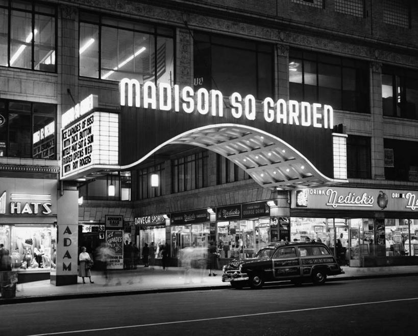 人群,花园,横图,黑白,室外,夜晚,窗户,城市,建筑,路,霓虹灯,汽车,纽约,美国,朦胧,模糊,体育场,车,交通工具,摄影,英文字母,北美,北美洲,载具,美洲,纽约州,帝国之州,帝国州,北亚美利加洲,亚美利加洲,大写字母,麦迪逊广场,麦迪逊广场花园,美利坚合众国