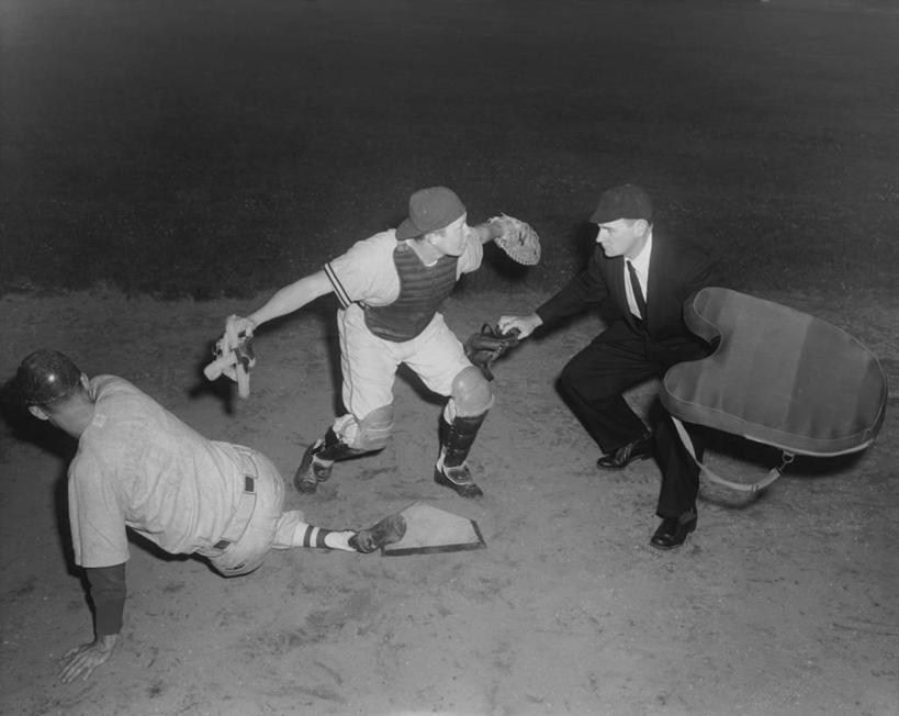 西方人,成年人,中年人,老年人,三个人,人群,运动员,棒球运动员,举,横图,黑白,室外,白天,运动服,运动,竞争,棒球,欧洲,欧洲人,垒,弯腰,滑,冲突,棒球场,棒球帽,棒球手套,球场,竞技运动,场地,背面,托,护膝,决定,摄影,护胸,棒球服,支配,老年男性,男人,年轻男性,中年男性,白种人,年轻人,体育运动员,运动选手,举起,举手,举着,向上举,向上伸,向上托,张开手臂,本垒