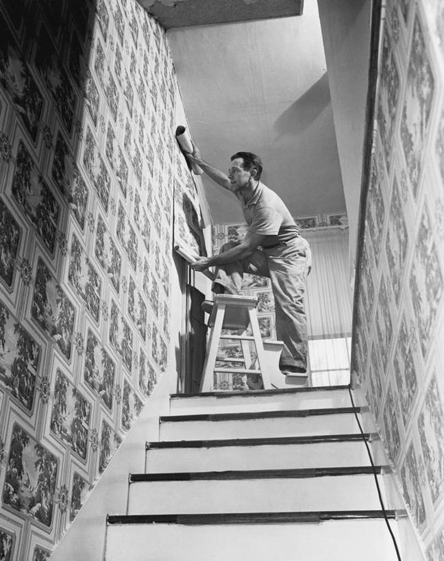 西方人,成年人,中年人,老年人,一个人,家庭,竖图,黑白,室内,仰视,化妆,壁纸,楼梯,装修,欧洲,欧洲人,仅一个男性,裤子,墙,休闲装,温暖,温馨,一家人,角度,摄影,生活方式,活动,吧椅,和睦,式样,老年男性,男人,中年男性,白种人,休闲活动,低角度拍摄,融洽,改进