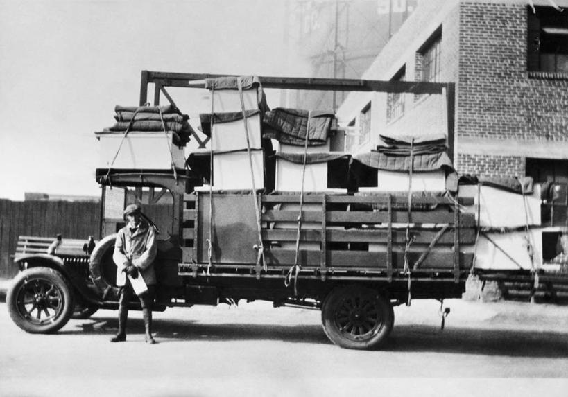 一个人,司机,横图,黑白,室外,白天,路,汽车,阴影,朦胧,模糊,车,盒子,交通工具,鸭舌帽,运输,摄影,载具,装货,商用车