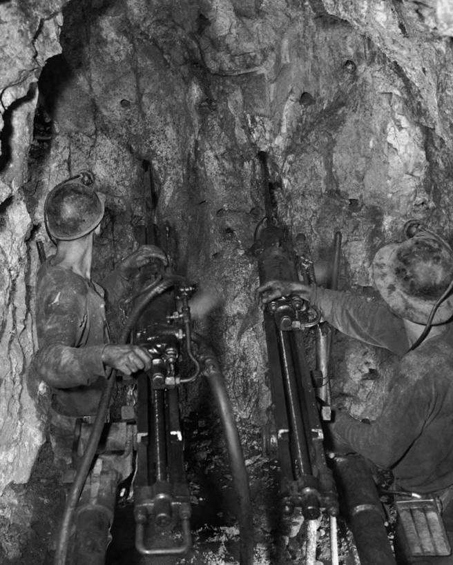 两个人,竖图,黑白,室内,工作服,制服,安全,采矿业,美国,朦胧,模糊,防护,背面,职业,工业,摄影,电钻,保护,矿产,操作,北美,铜,矿物,保险,防护服,蒙大拿州,电动工具,矿工,保全,周全,安稳,安定,工作制服,平安,男性,工作套服,头灯,铜矿,苦差事,工业机械