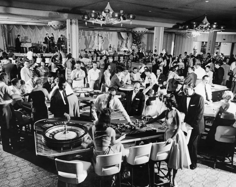 成年人,人群,坐,横图,俯视,黑白,室内,聚会,游戏,赌博,贪欲,运气,风险,竞争,天花板,桌子,酒店,椅子,美国,聚餐,许多人,北,玩,娱乐,顾客,刺激,车轮,一群人,休闲,财富,赌场,角度,摄影,巨大,庞大,活动,轮盘,年龄,北美,发泄,消遣,智力,赌具,华贵,水晶吊灯,博彩,内华达州,拉斯维加斯,投机,侥幸,欲望,宣泄,宏大,硕大,伟大,轮盘赌,机会,男人,女人,休闲活动,玩耍,嬉戏,高角度拍摄,旅行,胜负,输赢,娱乐场,社会问题,点线机