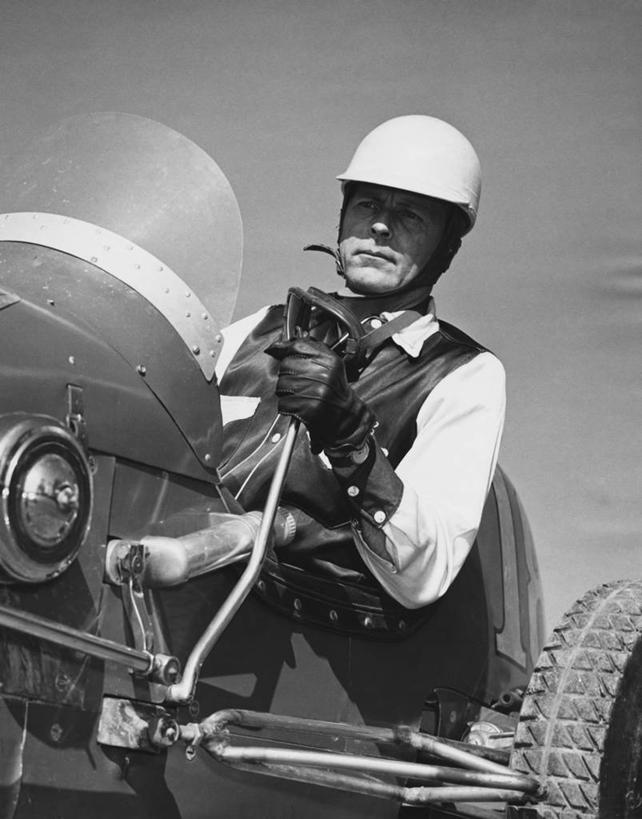 西方人,成年人,中年人,老年人,一个人,运动员,坐,竖图,黑白,室外,白天,锻炼,快乐,比赛,运动,竞争,汽车,赛车,欧洲,欧洲人,仅一个男性,竞技运动,娱乐,车,天空,安全帽,轮胎,交通工具,休闲,运输,摄影,体育运动,载具,驾车,赛车手,一级方程式赛车,体育,老年男性,中年男性,白种人,体育运动员,运动选手,半身,健身