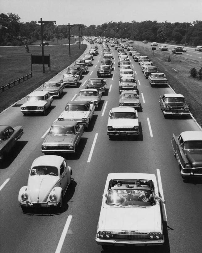 人群,竖图,俯视,黑白,室外,白天,自由,城市,道路,路,公路,汽车,朦胧,模糊,时间,陆地,分界线,交通,方向,车,敞篷车,交通工具,运输,角度,摄影,生活方式,载具,分割,挑战,前锋,支配,紧迫,马路,高角度拍摄,交通堵塞