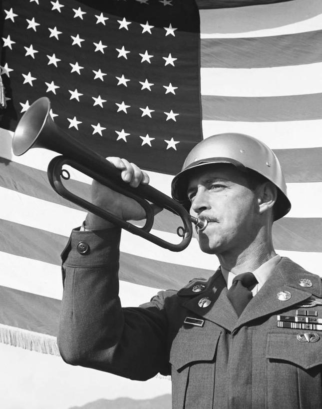 西方人,成年人,一个人,竖图,黑白,室外,白天,仰视,骄傲,旗帜,欧洲,美国,欧洲人,仅一个男性,仅一个人,士兵,条纹,军事,乐器,北,古典,音乐,吹气,仅一个年轻男性,星形,角度,美国国旗,摄影,北美,噪声,军服,身份,荣誉,美国文化,军队,爱国主义,军号,英雄,男人,男性,年轻男性,白种人,美国人,年轻人,半身,低角度拍摄