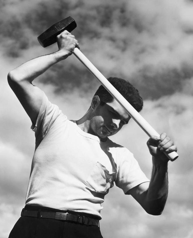 西方人,成年人,一个人,竖图,黑白,室外,白天,仰视,欧洲,欧洲人,仅一个男性,仅一个人,锤子,云,T恤,注视,休闲装,工人,仅一个年轻男性,天空,观察,看,职业,力量,击打,握紧,摄影,观看,活动,动作,察看,关注,努力,男人,男性,年轻男性,白种人,年轻人,员工,半身,低角度拍摄,匠人,劳动者,体力工,精力,大锤