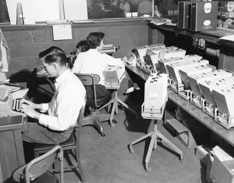 成年人,两个人,商务人士,办公室,坐,横图,黑白,室内,商务,通讯,椅子,一排,正装,整齐,支架,图像,注视,排列,背面,打字,观察,看,职业,通信,摄影,观看,办公椅,察看,企业,公司,队列,关注,打字机,男人,年轻男性,年轻女性,女人,年轻人,白领,半身,卡片目录