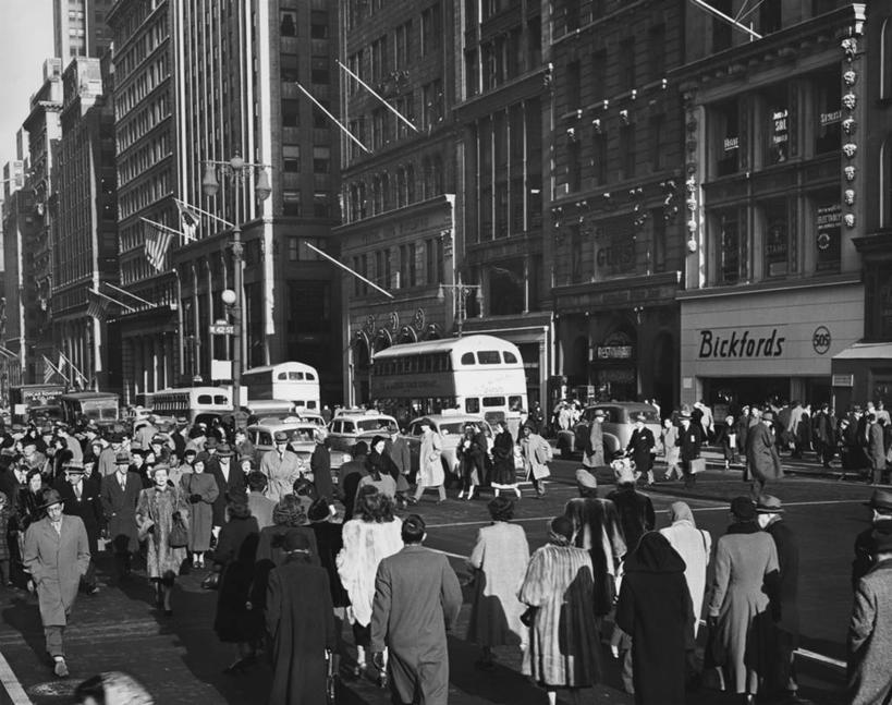 成年人,人群,横图,黑白,室外,白天,城市,道路,建筑,街道,路,路灯,公路,汽车,旗帜,纽约,美国,行人,人行道,巴士,曼哈顿,交通,车,社区,交通工具,运输,摄影,北美,载具,群众,市区,第五大道,纽约州,男人,女人,马路,步行,42街