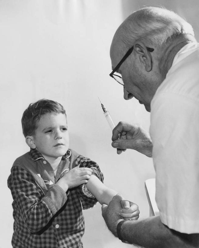 西方人,儿童,成年人,老年人,脸,头,脸颊,肩,关节,两个人,医生,病人,坐,竖图,黑白,室内,衬衫,纯洁,安全,欧洲,欧洲人,眼镜,药剂,防护,休闲装,肩膀,小孩,药品,可爱,童年,童趣,治疗,注射,人体,摄影,保护,药物,年龄,医疗,注射器,恐怖,关爱,保险,预防,童真,烂漫,无邪,注射剂,技能,平安,天真,注射液,老年男性,男孩,男人,男性,白种人,孩子,头部,脸部,脸蛋,面部,半身