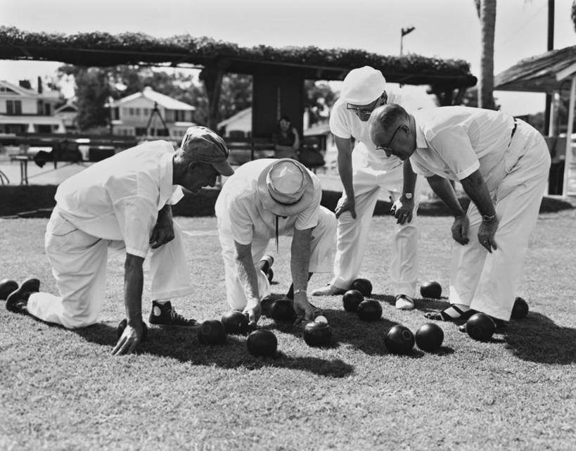 西方人,成年人,老年人,一个人,四个人,人群,横图,黑白,室外,白天,运动,竞争,保龄球,草坪,帽子,欧洲,欧洲人,仅一个男性,仅一个人,弯腰,测量,竞技运动,注视,草,卷尺,观察,看,仅一个老年男性,摄影,观看,察看,退休,专心,准确,关注,判断,老年男性,男人,男性,白种人,休闲活动,草地保龄球