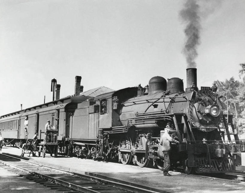 成年人,人群,横图,室外,白天,路,铁路,火车,美国,五个人,乘客,蒸汽,轨道,公共交通,交通,铁轨,北,古典,休闲装,树,天空,发动机,烟,运输,摄影,北美,客车,缅因州,波士顿,马萨诸塞,伍斯特,蒸汽机车,男人,彩图