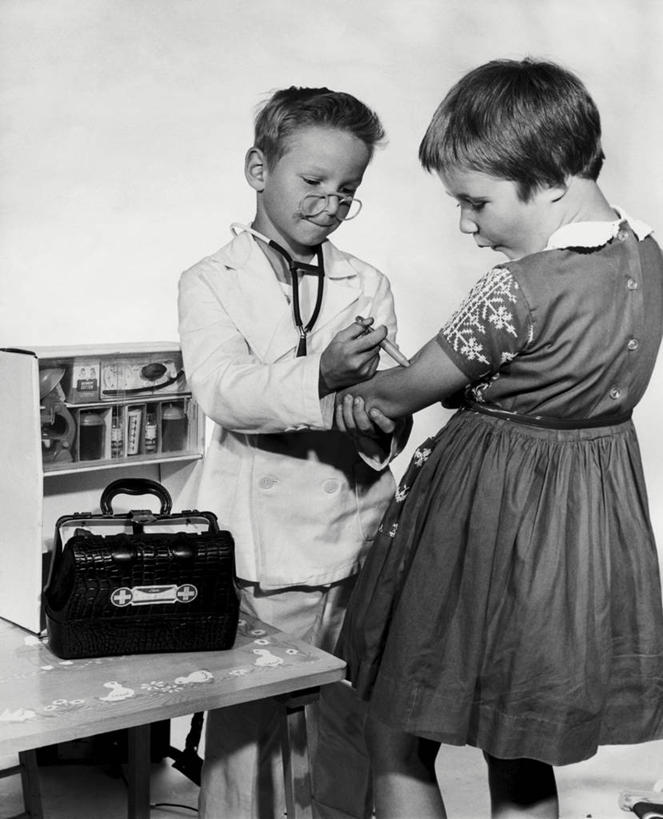 西方人,儿童,头发,两个人,医生,病人,竖图,室内,纯洁,桌子,玩具,欧洲,欧洲人,连接,检查,包,眼镜,实验室,休闲装,外套,小孩,背面,容器,听诊器,箱子,可爱,童年,童趣,注射,人体,摄影,活动,储藏,矮,协助,年龄,急救箱,便利,储存,童真,渴望,烂漫,无邪,实验服,快捷,方便,天真,男孩,女孩,白种人,孩子,休闲活动,彩图,贮存,短发,接种疫苗