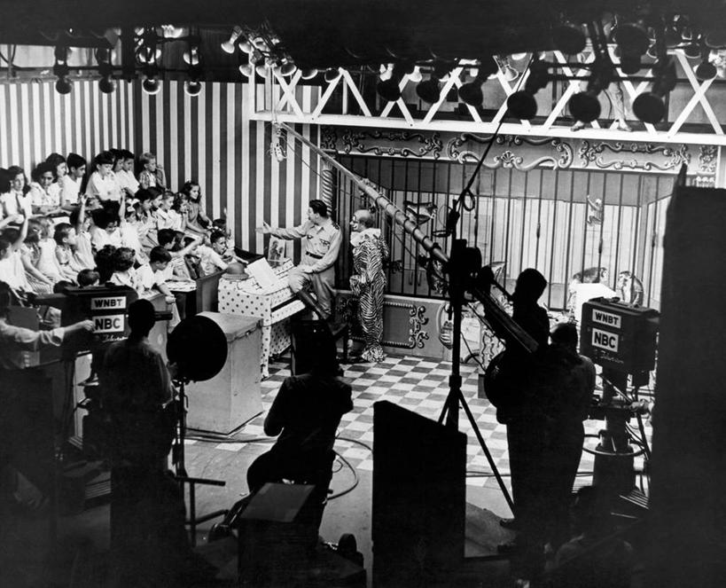 儿童,人群,演员,横图,俯视,黑白,室内,纯洁,许多人,一群人,职业,可爱,童年,童趣,摄影,录音棚,传播,录像,童真,烂漫,无邪,天真,男孩,女孩,高角度拍摄,电影摄影师,电视演播室,名声,幕后,电视摄像机,操作员