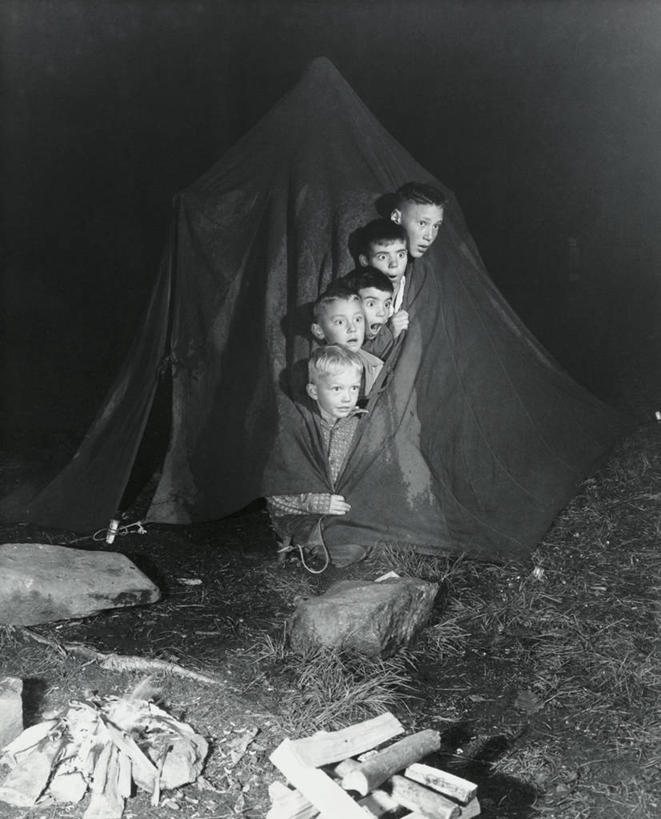 西方人,儿童,嘴,头发,一个人,人群,竖图,室外,夜晚,纯洁,石头,欧洲,欧洲人,仅一个男性,仅一个人,五个人,一排,正装,整齐,木制,领结,帐篷,草,排列,小孩,打开,张嘴,仅一个小孩,金色,木桩,可爱,童年,童趣,人体,摄影,活动,惊奇,幽默,年龄,开启,恐怖,队列,露营,张大嘴巴,童真,烂漫,无邪,天真,震惊,男孩,男人,男性,白种人,孩子,口,口腔,嘴巴,嘴唇,岩石,张开嘴,休闲活动,半身,彩图,窥视,男生,好奇心