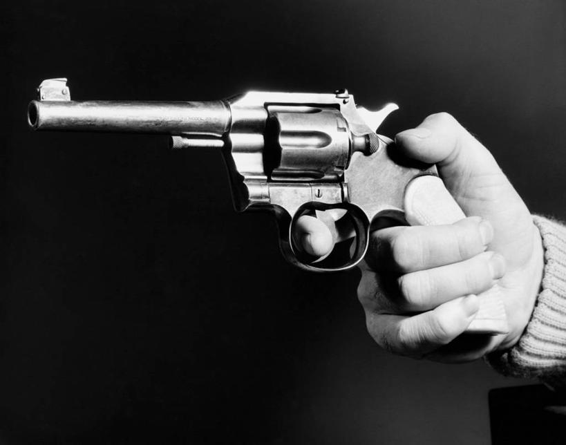成年人,手,一个人,横图,黑白,室内,特写,仅一个男性,枪支,古典,历史,手指,武器,人体,摄影,手枪,保护,部分,威胁,能力,男人,过去