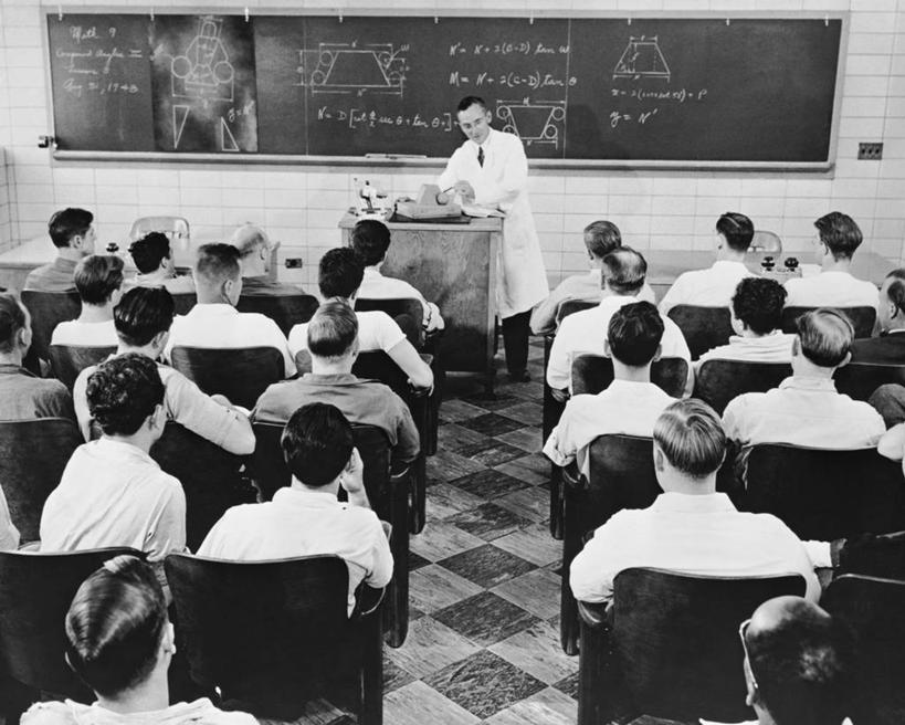 成年人,脸,头,脸颊,人群,教师,坐,横图,黑白,室内,桌子,椅子,许多人,教育,肩膀,背面,模型,黑板,一群人,教室,摄影,专心,粘土,知识,实验服,教员,头部,脸部,脸蛋,面部,老师,先生