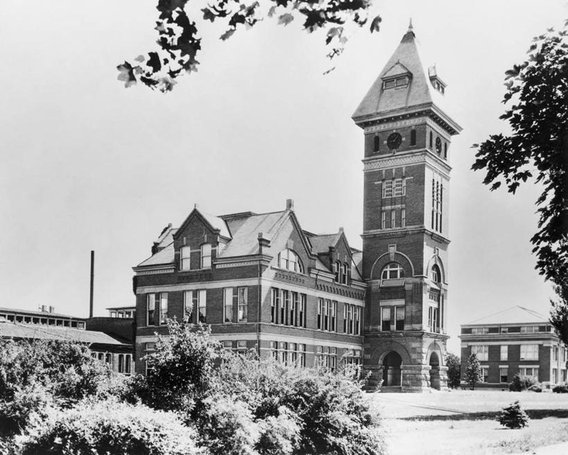 无人,学校,教学楼,横图,黑白,室外,白天,仰视,植物,建筑,美国,塔,北,教育,校园,树,天空,教室,角度,摄影,北美,知识,北美洲,美洲,北亚美利加洲,亚美利加洲,印第安纳,印第安纳州,保守之州,苦干之州,低角度拍摄,大学,教学大楼,美利坚合众国,普渡大学,西拉法叶,西拉斐特