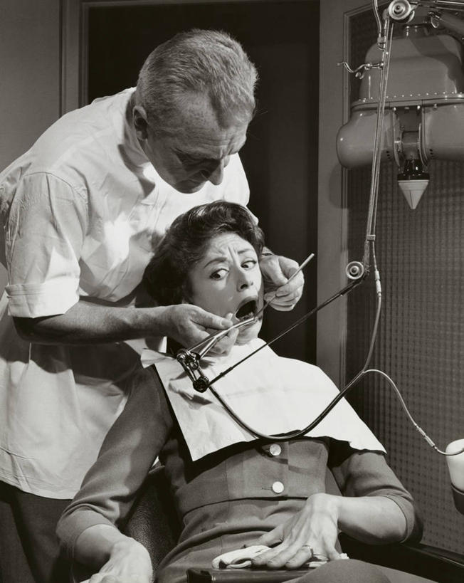 西方人,成年人,中年人,老年人,两个人,病人,医院,坐,竖图,室内,工作服,制服,椅子,欧洲,欧洲人,弯腰,检查,设备,物品,服务,摄影,卫生,恐怖,零钱包,忧虑,痛苦,医疗器械,口腔卫生,医疗机构,牙钻,工作制服,技能,手术器械,恐惧,老年男性,男人,年轻女性,女人,白种人,年轻人,牙医,半身,彩图,工作套服,病院,诊所,手术衣