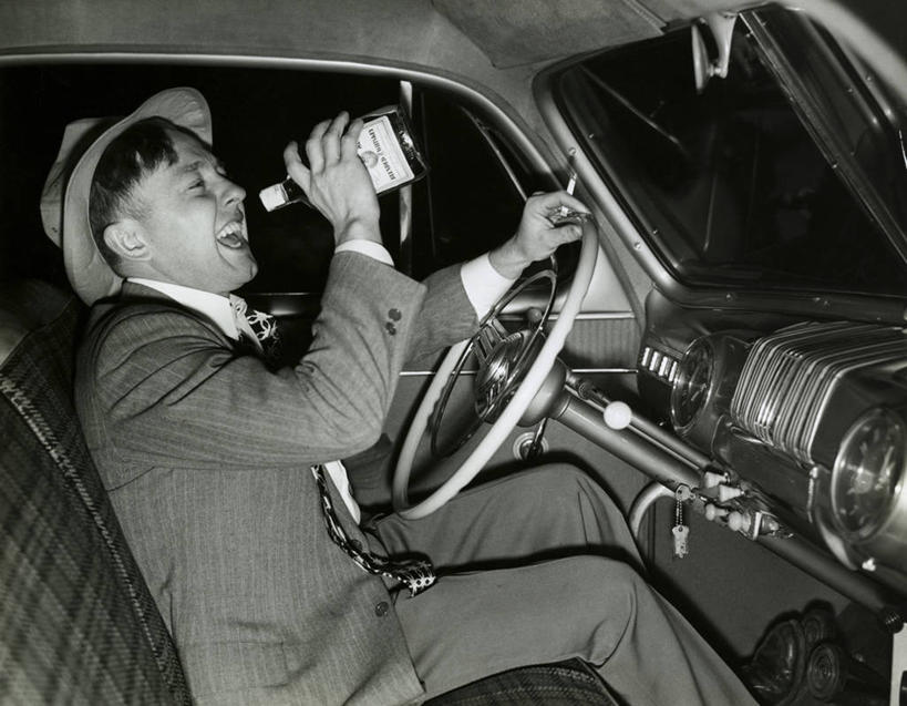 西方人,成年人,嘴,一个人,司机,坐,笑,吸烟,横图,室内,夜晚,衬衫,风险,汽车,帽子,欧洲,欧洲人,仅一个男性,仅一个人,喝,套装,正装,沮丧,领带,酒类,饮食,酒,饮料,仅一个年轻男性,车轮,方向盘,瓶子,打开,张嘴,酗酒,运输,人体,摄影,生活方式,开启,驾车,车座,张大嘴巴,驾驶座,危险,男人,男性,年轻男性,白种人,年轻人,口,口腔,嘴巴,嘴唇,张开嘴,彩图,酒后驾驶,社会问题