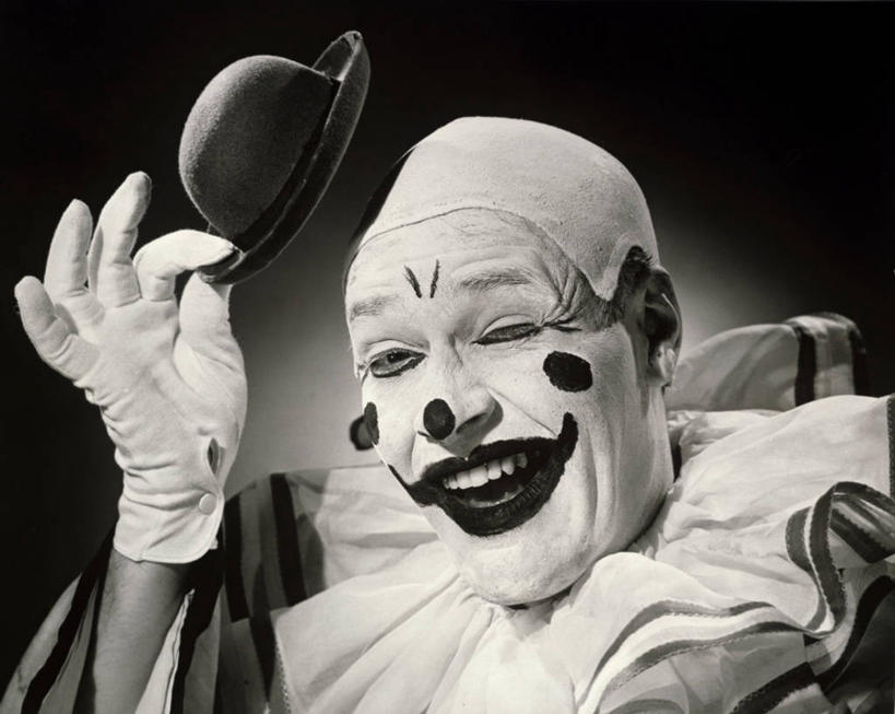 成年人,中年人,老年人,脸,头,脸颊,肩,关节,一个人,小丑,演员,舞台,马戏团,微笑,横图,室内,特写,幸福,帽子,仅一个男性,表演者,肩膀,杂技,彩妆,手套,人体,摄影,幽默,事件,肖像,小费,演出服,老年男性,男人,中年男性,头部,脸部,脸蛋,面部,彩图,杂伎