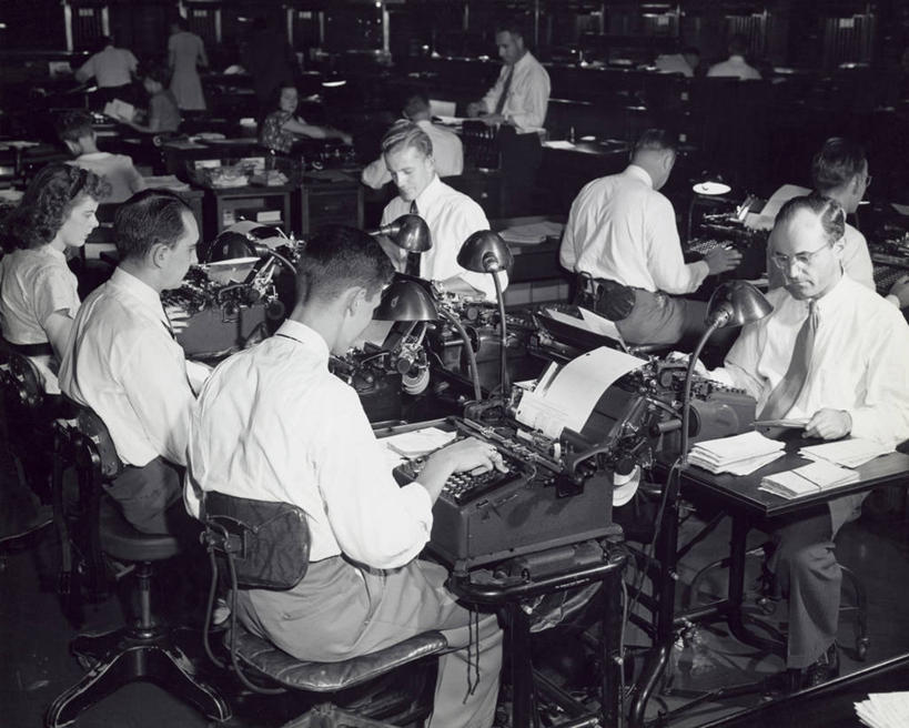 西方人,成年人,人群,商务人士,商务男性,商务女性,办公室,坐,横图,俯视,室内,衬衫,商务,团队,计算器,台灯,椅子,欧洲,欧洲人,套装,工作,计算,眼镜,纸,领带,许多人,古典,图像,书桌,灯,背面,按钮,一群人,职业,金融,角度,摄影,巨大,庞大,办公椅,年龄,专心,企业,公司,收银条,商务装,合伙,工薪阶层,宏大,硕大,伟大,机件,男人,女人,白种人,白领,上班族,半身,彩图,高角度拍摄,衬衣,加号