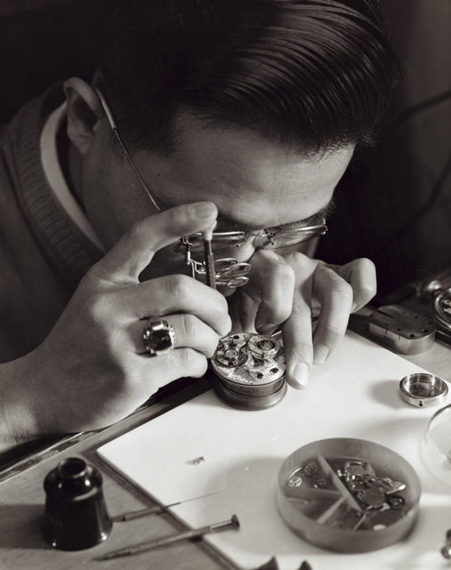 西方人,成年人,中年人,老年人,脸,头,脸颊,肩,关节,一个人,竖图,室内,特写,商务,仪器,欧洲,欧洲人,仅一个男性,检查,小的,时间,反射,分析,科学,放大镜,眼镜,注视,休闲装,肩膀,戒指,观察,看,职业,清晰,探索,人体,摄影,放大,观看,修理,仔细,透镜,察看,视力,准确,凸透镜,聚焦,关注,光学,清楚,技能,老年男性,男人,中年男性,白种人,头部,脸部,脸蛋,面部,钟,彩图,打卡器,光学仪器