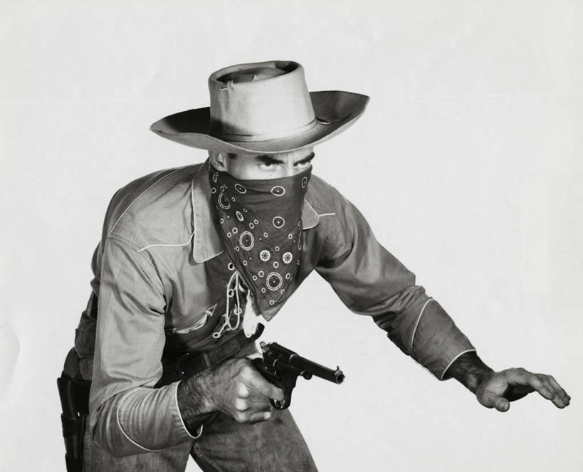 西方人,成年人,一个人,牛仔,横图,室内,特写,安全,生活用品,帽子,欧洲,美国,欧洲人,仅一个男性,仅一个人,覆盖,弯腰,环保,手帕,古典,休闲装,历史,领巾,手绢,仅一个年轻男性,一个,日用品,牛仔帽,武器,人体,摄影,手枪,单个,北美,北美洲,暴力,罪犯,瞄准,美洲,美国文化,北亚美利加洲,亚美利加洲,美观,危险,男人,男性,年轻男性,白种人,美国人,年轻人,半身,彩图,美利坚合众国