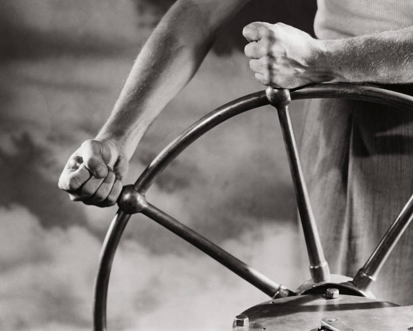 成年人,手,一个人,横图,室外,特写,白天,仰视,旅途,水,船,日光,仅一个男性,阴影,云,方向,天空,车轮,邮轮,力量,运输,人体,角度,摄影,控制,舵,操作,男人,彩图,低角度拍摄,旅行