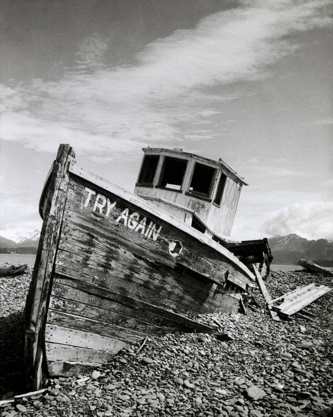 无人,竖图,黑白,室外,白天,仰视,旅游,度假,失败,旅途,美景,山,山脉,水,轮船,船,日光,阴影,破碎,生锈,文字,景观,云,高处,古典,破坏,娱乐,顶部,破损,天空,自然,交通工具,邮轮,享受,休闲,景色,放松,运输,角度,摄影,奋斗,英文字母,粉碎,腐蚀,侵蚀,损坏,自然风光,载具,主题,毁坏,保险,问题,横截面,搁浅,摧毁,海难,结束,腐化,锈迹斑斑,危险,岩石,低角度拍摄,损失,蒸汽轮船