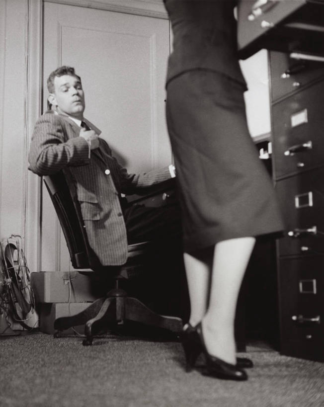 西方人,成年人,中年人,老年人,腿,两个人,商务人士,商务男性,商务女性,坐,竖图,室内,高跟鞋,衬衫,商务,性感,抽屉,欧洲,欧洲人,套装,注视,观察,看,人体,摄影,收银台,观看,支票,察看,企业,公司,关注,骚扰,商务装,横截面,工薪阶层,性骚扰,老年女性,男人,中年男性,白种人,白领,上班族,彩图,衬衣,社会问题