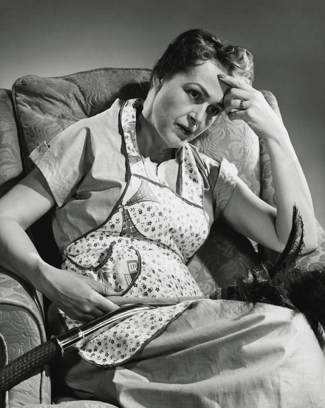 西方人,成年人,中年人,老年人,前额,一个人,家庭,坐,竖图,室内,家务,寂寞,欧洲,欧洲人,仅一个女性,沮丧,管子,围裙,二郎腿,休闲装,休息,疲倦,思考,温暖,温馨,一家人,人体,摄影,生活方式,头痛,和睦,疲劳,扶手椅,疲惫,痛苦,掸子,困乏,疲乏,软垫,真空管,委顿,疲困,疲顿,疲钝,倦怠,怠倦,老年女性,女人,女性,白种人,触摸,彩图,真空吸尘器,融洽