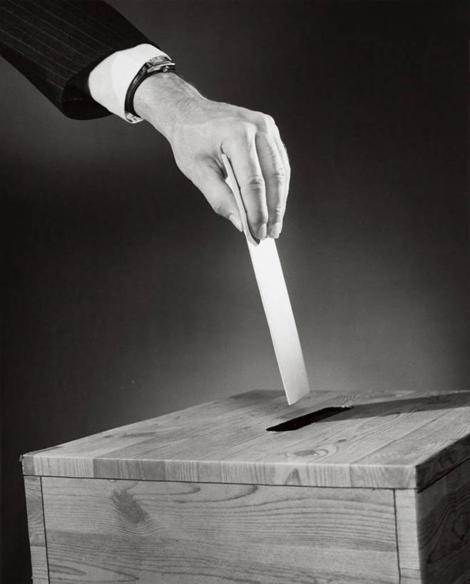 成年人,手,一个人,竖图,室内,特写,仅一个男性,木制,纸,水滴,两个,决定,人体,摄影,部分,选择,私密,政治,爱国主义,板条箱,投票箱,男人,彩图,投票,社会问题