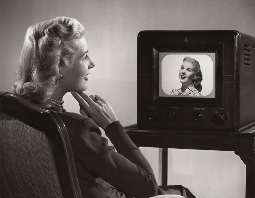 西方人,成年人,中年人,老年人,下巴,手,头发,一个人,坐,横图,室内,项链,欧洲,欧洲人,仅一个女性,撑,屏幕,托腮,休闲装,托,个性,人体,摄影,生活方式,观看,活动,矮,视力,起居室,扶手椅,享乐,托下巴,女人,白种人,电视机,休闲活动,彩图,短发,传媒