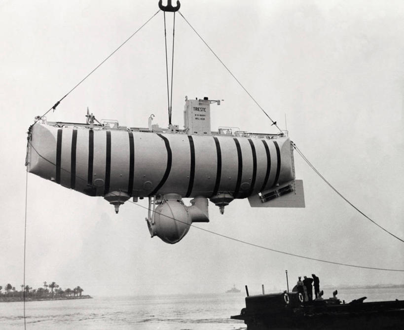 三个人,横图,室外,白天,仰视,探险,技术,科技,海洋,水,船,吊挂,悬挂,条纹,朦胧,模糊,研究,科学,地平线,水平线,挂,树,天空,绳子,职业,运输,角度,摄影,创新,潜水艇,滑车,彩图,低角度拍摄,旅行