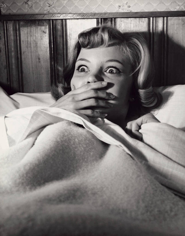 西方人,成年人,脸,头,嘴,脸颊,手,肩,关节,一个人,躺,竖图,俯视,室内,特写,风险,床,卧室,欧洲,欧洲人,仅一个年轻女性,仅一个女性,仅一个人,覆盖,毯子,肩膀,遮,遮掩,人体,角度,摄影,掩盖,遮挡,恐怖,遮盖,掩饰,惊骇,震惊,年轻女性,女人,女性,白种人,年轻人,头部,口,口腔,脸部,脸蛋,面部,嘴巴,嘴唇,彩图,高角度拍摄,捂住