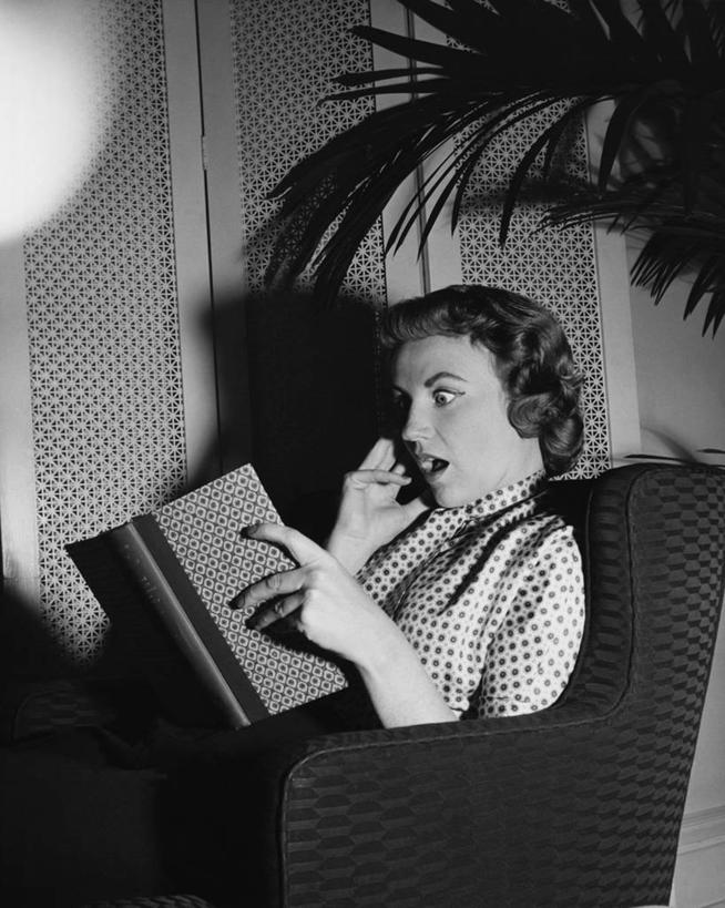 西方人,成年人,脸,头,脸颊,肩,关节,头发,一个人,坐,竖图,室内,欧洲,欧洲人,仅一个年轻女性,仅一个女性,仅一个人,休闲装,肩膀,读书,人体,摄影,矮,惊奇,疑惑,扶手椅,恐怖,质疑,猜忌,猜疑,担心,震惊,年轻女性,女人,女性,白种人,年轻人,头部,脸部,脸蛋,面部,书,彩图,疑心,短发,怀疑