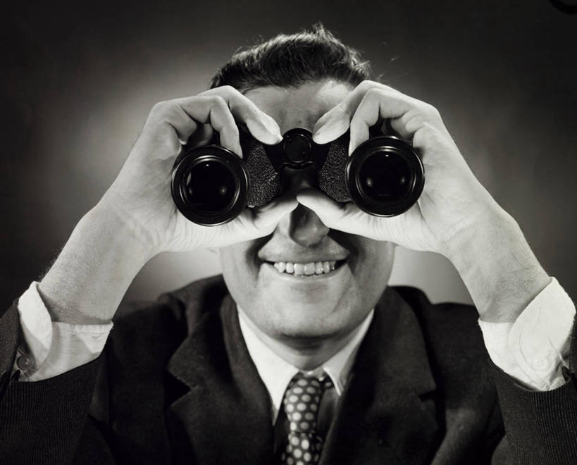 西方人,成年人,中年人,老年人,脸,头,脸颊,肩,关节,一个人,微笑,横图,室内,特写,衬衫,幸福,欧洲,欧洲人,仅一个男性,套装,正装,检查,圆点,斑点,领带,注视,肩膀,观察,看,职业,人体,摄影,观看,察看,关注,监视,双筒望远镜,侦探,老年男性,男人,中年男性,白种人,头部,脸部,脸蛋,面部,彩图,窥视,好奇心