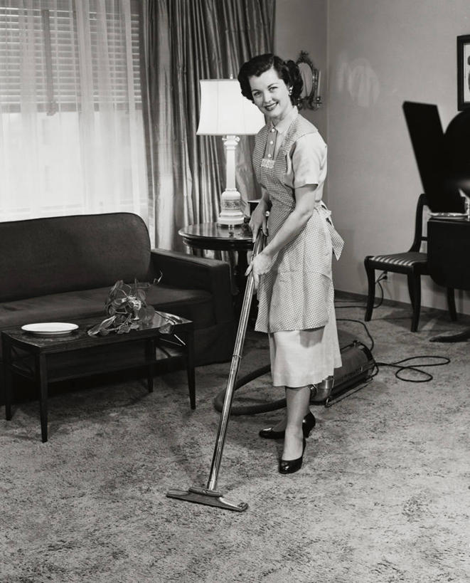 西方人,成年人,头发,一个人,家庭,清洁工,微笑,竖图,室内,家务,幸福,植物,地毯,沙发,装修,桌子,鞋子,椅子,欧洲,欧洲人,仅一个年轻女性,仅一个女性,仅一个人,围裙,树荫,茶几,休闲装,灯,灯罩,盘子,温暖,温馨,一家人,摄影,生活方式,家庭妇女,矮,和睦,肖像,年轻女性,女人,女性,白种人,年轻人,清洗,彩图,真空吸尘器,融洽,短发,例行公事,家务劳动,改进