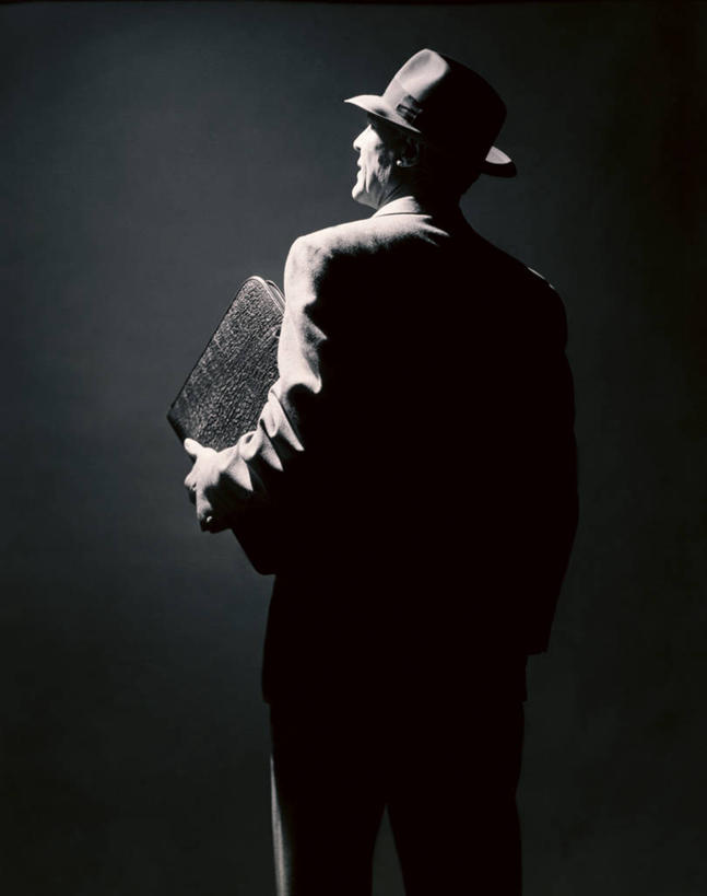 西方人,成年人,中年人,老年人,一个人,商务人士,商务男性,竖图,室外,夜晚,衬衫,商务,寂寞,帽子,欧洲,欧洲人,仅一个男性,仅一个人,仅一个中年男性,套装,公文包,背面,摄影,加班,企业,公司,商务装,工薪阶层,老年男性,男人,男性,中年男性,白种人,白领,上班族,彩图,衬衣,独处