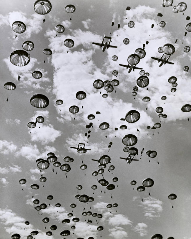 人群,竖图,黑白,室外,白天,仰视,聚会,风,飞机,降落伞,美国,士兵,军事,云,聚餐,许多人,北,着陆,飞,天空,一群人,战争,运输,角度,摄影,空军,巨大,庞大,保护,登陆,权威,飞行器,北美,北美洲,要塞,载具,下降,美洲,降落,进攻,分割,军用机,军队,爱国主义,北卡罗来纳州,北亚美利加洲,亚美利加洲,勇气,北卡罗来纳,焦油脚根之州,黑油鞋根之州,老北州,宏大,硕大,伟大,航空工具,减速器,伞兵,低角度拍摄,旅行,布拉格堡,美利坚合众国,社会问题