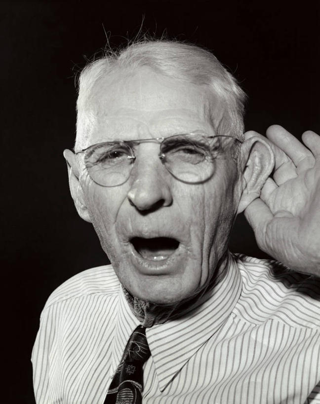 西方人,成年人,老年人,脸,头,嘴,耳朵,脸颊,手,肩,关节,皱纹,一个人,竖图,室内,特写,衬衫,欧洲,欧洲人,仅一个男性,仅一个人,条纹,正装,眼镜,领带,听,肩膀,黑色,打开,张嘴,仅一个老年男性,人体,摄影,专心,开启,肖像,食品加工厂,张大嘴巴,老年男性,男人,男性,白种人,头部,耳,耳部,口,口腔,脸部,脸蛋,面部,嘴巴,嘴唇,张开嘴,触摸,捧着,彩图,损失,聋