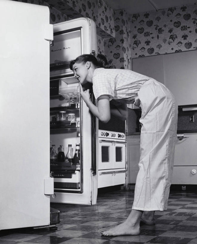 西方人,成年人,下巴,手,一个人,家庭,竖图,室内,厨房,地板,欧洲,欧洲人,仅一个年轻女性,仅一个女性,仅一个人,撑,弯腰,瓷砖,冰箱,食品,托腮,休闲装,小吃,饮食,饮料,瓶子,打开,托,思考,温暖,温馨,一家人,赤脚,人体,摄影,生活方式,多样,砖地,部分,和睦,午夜,开启,托下巴,选择,饥饿,渴望,年轻女性,女人,女性,白种人,年轻人,彩图,融洽,饿