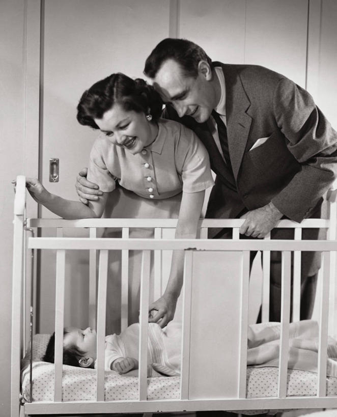 西方人,婴儿,儿童,成年人,中年人,老年人,头发,三个人,人群,家庭,父母,母亲,父亲,儿子,躺,微笑,竖图,室内,衬衫,婴儿服装,幸福,纯洁,欧洲,欧洲人,连接,弯腰,套装,领带,注视,小孩,观察,看,温暖,温馨,一家人,可爱,童年,人体,摄影,活泼,生活方式,观看,婴儿床,和睦,察看,关注,宝宝,纯真,烂漫,无邪,伶俐,天真,老年女性,男孩,男人,女人,中年男性,中年女性,白种人,孩子,仰卧,彩图,爱,伴侣,融洽